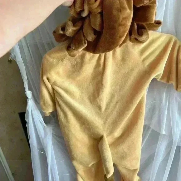 Wizard of Oz Childs Lion Costume. 2-3year old. Preowned. Foot Straps. - Picture 5 of 5